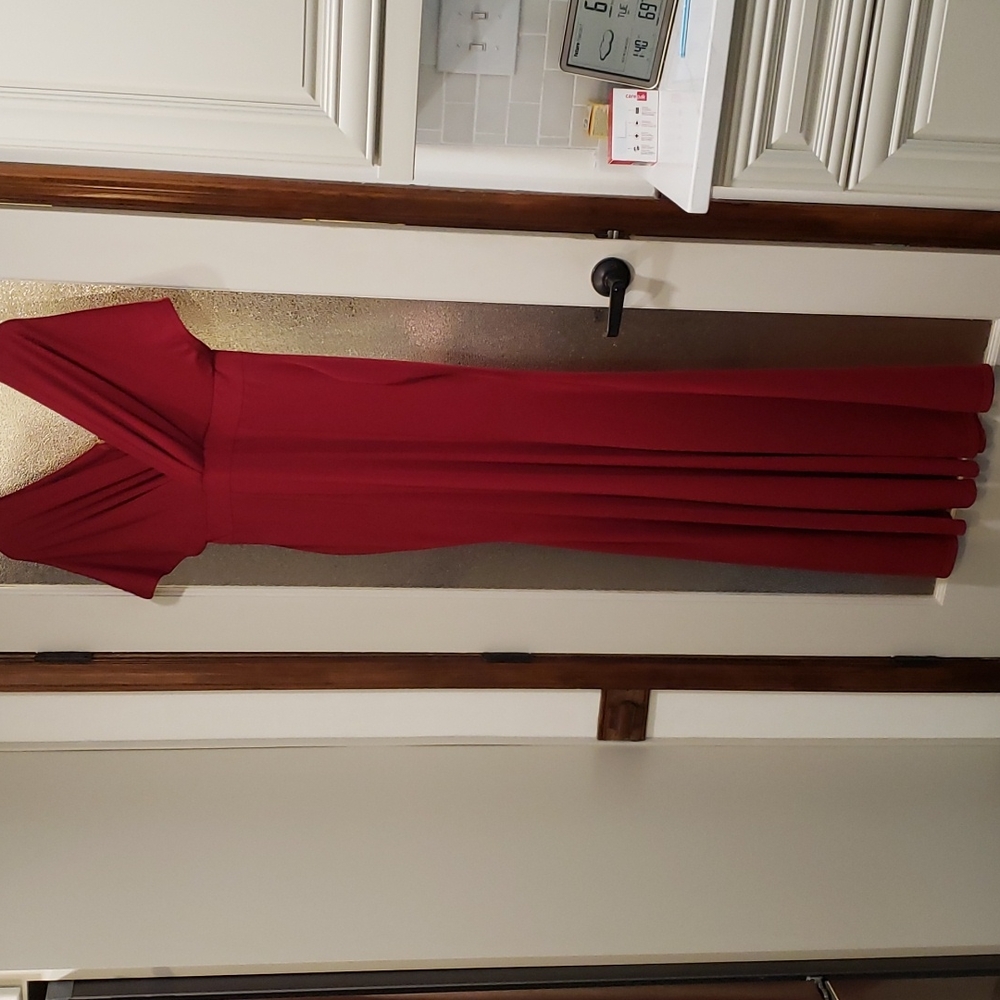 BURGANDY XL stunning mermaid-type dress. The bust elastic stretches up to 22".